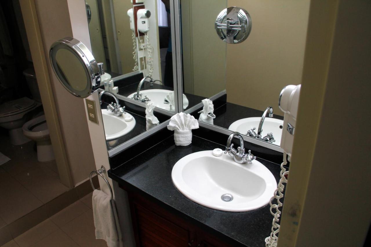 Hotel Altamira Suites Каракас Екстериор снимка